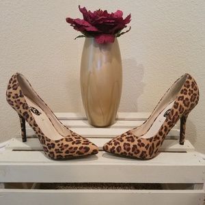 New never worn pump